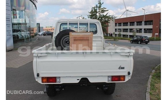 اشتري Imported Toyota Land Cruiser أبيض سيارة في Import - Dubai في الصومال اشتري Imported Toyota Land Cruiser أبيض سيارة في Import - Dubai في الصومال