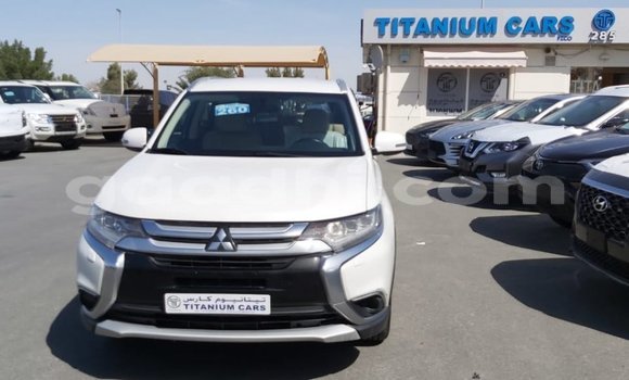 Acheter Import Voiture Mitsubishi Outlander Blanc à Import - Dubai, Somalie Acheter Import Voiture Mitsubishi Outlander Blanc à Import - Dubai, Somalie