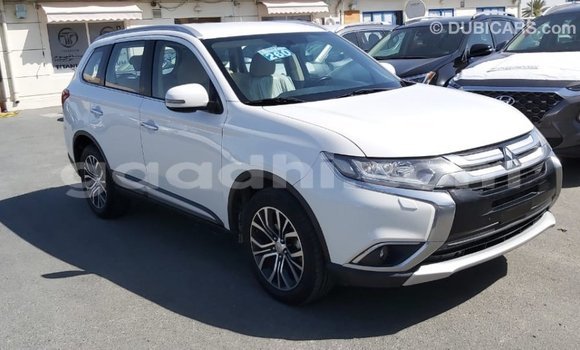 Acheter Import Voiture Mitsubishi Outlander Blanc à Import - Dubai, Somalie Acheter Import Voiture Mitsubishi Outlander Blanc à Import - Dubai, Somalie