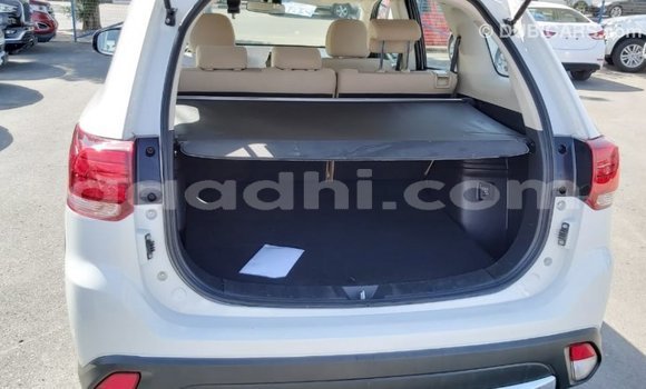 Acheter Import Voiture Mitsubishi Outlander Blanc à Import - Dubai, Somalie Acheter Import Voiture Mitsubishi Outlander Blanc à Import - Dubai, Somalie