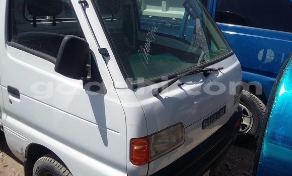 Oofamaa Mitsubishi L200 White Makiinaa iti Mogadishu keessatti Somalia keessatti Oofamaa Mitsubishi L200 White Makiinaa iti Mogadishu keessatti Somalia keessatti