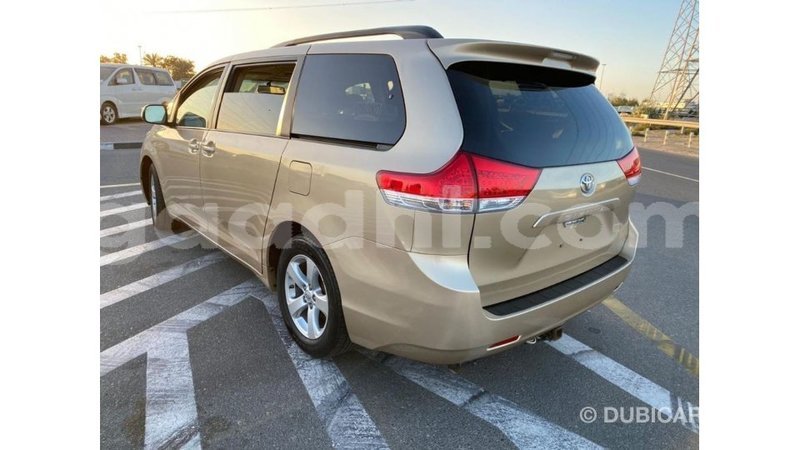 Big with watermark toyota sienna somalia import dubai 4336