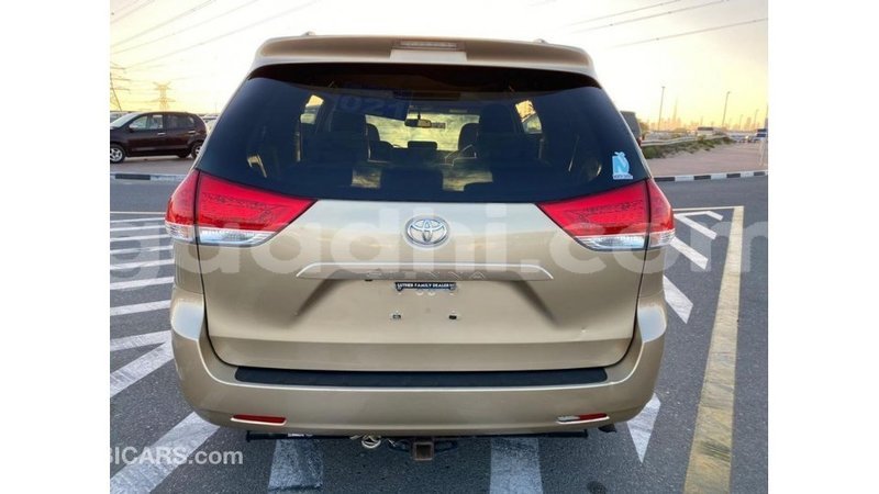 Big with watermark toyota sienna somalia import dubai 4336