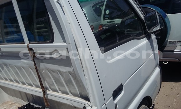 Oofamaa Mitsubishi L200 White Makiinaa iti Mogadishu keessatti Somalia keessatti Oofamaa Mitsubishi L200 White Makiinaa iti Mogadishu keessatti Somalia keessatti