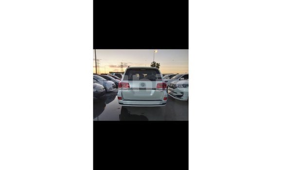 اشتري Imported Toyota Land Cruiser أبيض سيارة في Import - Dubai في الصومال اشتري Imported Toyota Land Cruiser أبيض سيارة في Import - Dubai في الصومال