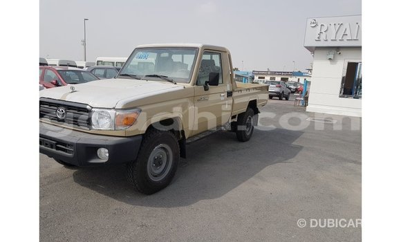 اشتري Imported Toyota Land Cruiser اللون البيج سيارة في Import - Dubai في الصومال اشتري Imported Toyota Land Cruiser اللون البيج سيارة في Import - Dubai في الصومال