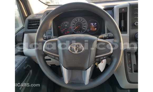Acheter Import Voiture Toyota Hiace Blanc à Import - Dubai, Somalie Acheter Import Voiture Toyota Hiace Blanc à Import - Dubai, Somalie