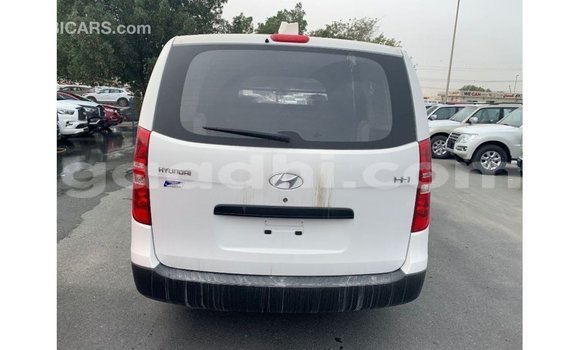 اشتري Imported Hyundai Cargo أبيض سيارة في Import - Dubai في الصومال اشتري Imported Hyundai Cargo أبيض سيارة في Import - Dubai في الصومال