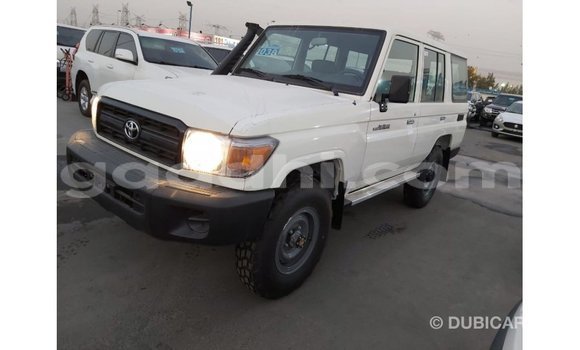 Imported Toyota Land Cruiser White Makiinaa iti Import - Dubai keessatti Somalia keessatti Imported Toyota Land Cruiser White Makiinaa iti Import - Dubai keessatti Somalia keessatti