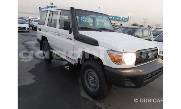 Imported Toyota Land Cruiser White Makiinaa iti Import - Dubai keessatti Somalia keessatti Imported Toyota Land Cruiser White Makiinaa iti Import - Dubai keessatti Somalia keessatti