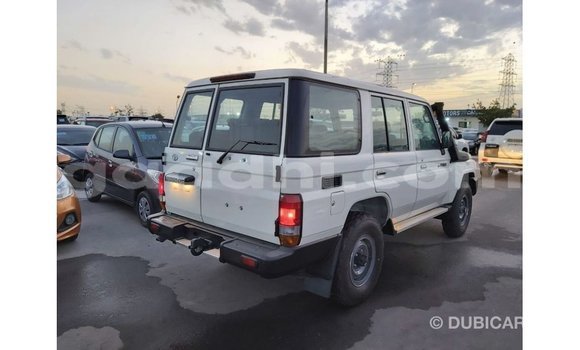 Imported Toyota Land Cruiser White Makiinaa iti Import - Dubai keessatti Somalia keessatti Imported Toyota Land Cruiser White Makiinaa iti Import - Dubai keessatti Somalia keessatti