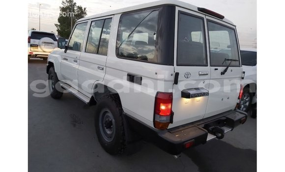 Imported Toyota Land Cruiser White Makiinaa iti Import - Dubai keessatti Somalia keessatti Imported Toyota Land Cruiser White Makiinaa iti Import - Dubai keessatti Somalia keessatti