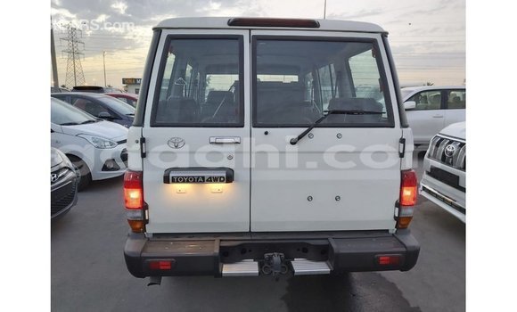 Imported Toyota Land Cruiser White Makiinaa iti Import - Dubai keessatti Somalia keessatti Imported Toyota Land Cruiser White Makiinaa iti Import - Dubai keessatti Somalia keessatti