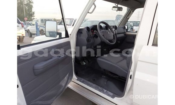 Imported Toyota Land Cruiser White Makiinaa iti Import - Dubai keessatti Somalia keessatti Imported Toyota Land Cruiser White Makiinaa iti Import - Dubai keessatti Somalia keessatti