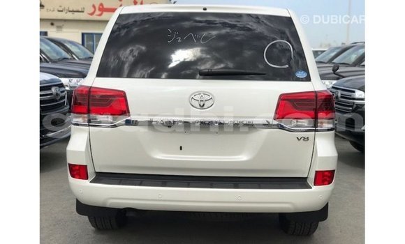 Acheter Import Voiture Toyota Land Cruiser Blanc à Import - Dubai, Somalie Acheter Import Voiture Toyota Land Cruiser Blanc à Import - Dubai, Somalie