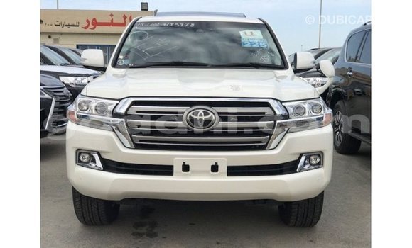 Acheter Import Voiture Toyota Land Cruiser Blanc à Import - Dubai, Somalie Acheter Import Voiture Toyota Land Cruiser Blanc à Import - Dubai, Somalie