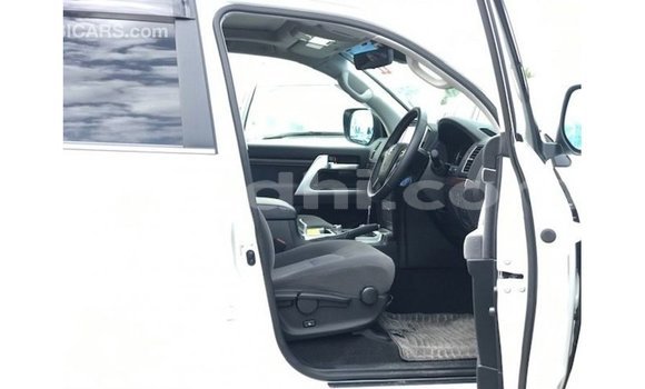 Acheter Import Voiture Toyota Land Cruiser Blanc à Import - Dubai, Somalie Acheter Import Voiture Toyota Land Cruiser Blanc à Import - Dubai, Somalie