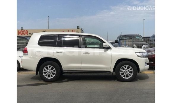 Acheter Import Voiture Toyota Land Cruiser Blanc à Import - Dubai, Somalie Acheter Import Voiture Toyota Land Cruiser Blanc à Import - Dubai, Somalie