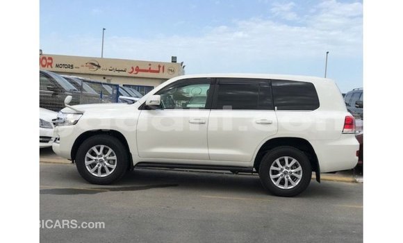 Acheter Import Voiture Toyota Land Cruiser Blanc à Import - Dubai, Somalie Acheter Import Voiture Toyota Land Cruiser Blanc à Import - Dubai, Somalie