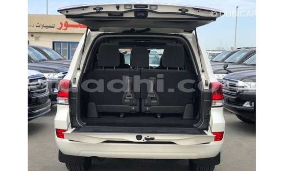 Acheter Import Voiture Toyota Land Cruiser Blanc à Import - Dubai, Somalie Acheter Import Voiture Toyota Land Cruiser Blanc à Import - Dubai, Somalie