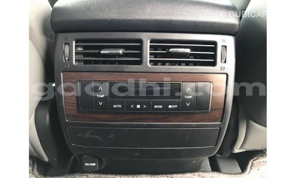 Acheter Import Voiture Toyota Land Cruiser Blanc à Import - Dubai, Somalie Acheter Import Voiture Toyota Land Cruiser Blanc à Import - Dubai, Somalie