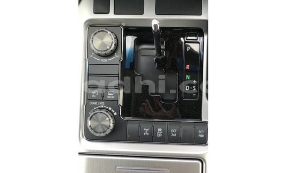 Acheter Import Voiture Toyota Land Cruiser Blanc à Import - Dubai, Somalie Acheter Import Voiture Toyota Land Cruiser Blanc à Import - Dubai, Somalie