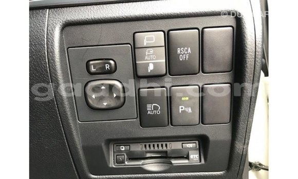 Acheter Import Voiture Toyota Land Cruiser Blanc à Import - Dubai, Somalie Acheter Import Voiture Toyota Land Cruiser Blanc à Import - Dubai, Somalie