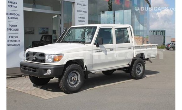 Imported Toyota Land Cruiser White Makiinaa iti Import - Dubai keessatti Somalia keessatti Imported Toyota Land Cruiser White Makiinaa iti Import - Dubai keessatti Somalia keessatti