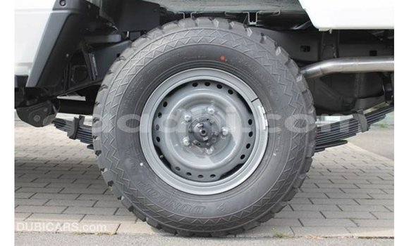 Imported Toyota Land Cruiser White Makiinaa iti Import - Dubai keessatti Somalia keessatti Imported Toyota Land Cruiser White Makiinaa iti Import - Dubai keessatti Somalia keessatti