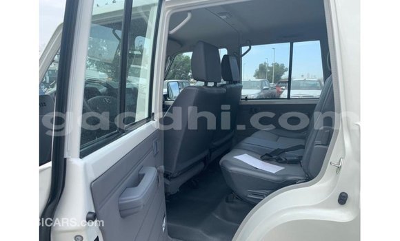 ይግዙ Imported Toyota Land Cruiser ነጭ መኪና በ Import - Dubai በ ሶማሊያ ይግዙ Imported Toyota Land Cruiser ነጭ መኪና በ Import - Dubai በ ሶማሊያ