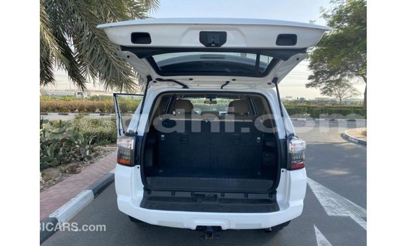 Acheter Import Utilitaire Toyota HiAce Blanc à Import - Dubai, Somalie Acheter Import Utilitaire Toyota HiAce Blanc à Import - Dubai, Somalie
