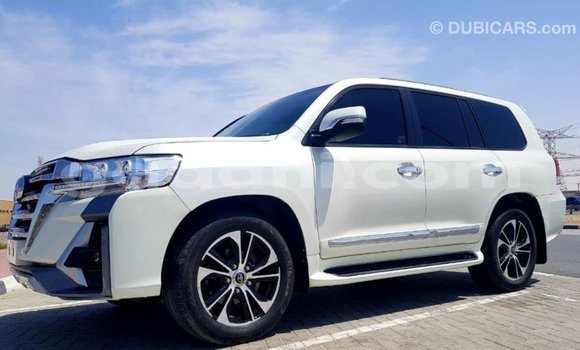 Acheter Import Voiture Toyota Land Cruiser Blanc à Import - Dubai, Somalie Acheter Import Voiture Toyota Land Cruiser Blanc à Import - Dubai, Somalie