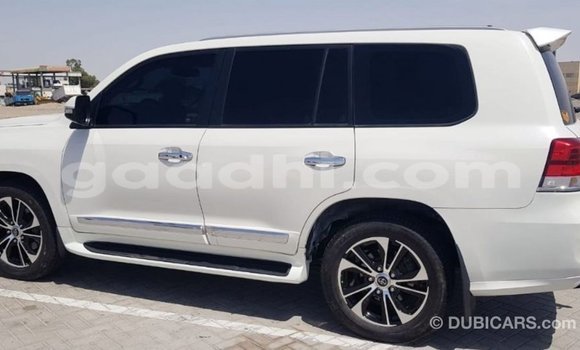 Acheter Import Voiture Toyota Land Cruiser Blanc à Import - Dubai, Somalie Acheter Import Voiture Toyota Land Cruiser Blanc à Import - Dubai, Somalie