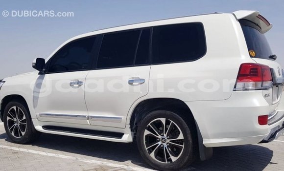 Acheter Import Voiture Toyota Land Cruiser Blanc à Import - Dubai, Somalie Acheter Import Voiture Toyota Land Cruiser Blanc à Import - Dubai, Somalie