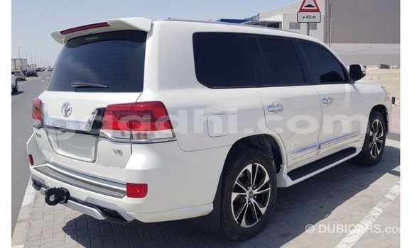 Acheter Import Voiture Toyota Land Cruiser Blanc à Import - Dubai, Somalie Acheter Import Voiture Toyota Land Cruiser Blanc à Import - Dubai, Somalie