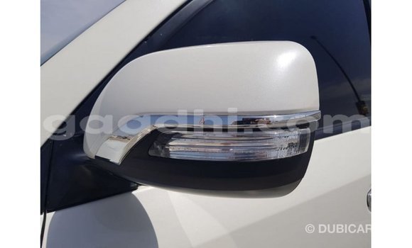 Acheter Import Voiture Toyota Land Cruiser Blanc à Import - Dubai, Somalie Acheter Import Voiture Toyota Land Cruiser Blanc à Import - Dubai, Somalie