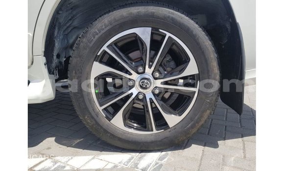 Acheter Import Voiture Toyota Land Cruiser Blanc à Import - Dubai, Somalie Acheter Import Voiture Toyota Land Cruiser Blanc à Import - Dubai, Somalie