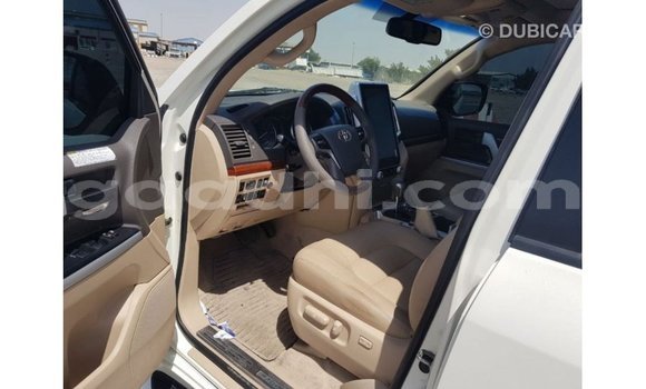 Acheter Import Voiture Toyota Land Cruiser Blanc à Import - Dubai, Somalie Acheter Import Voiture Toyota Land Cruiser Blanc à Import - Dubai, Somalie