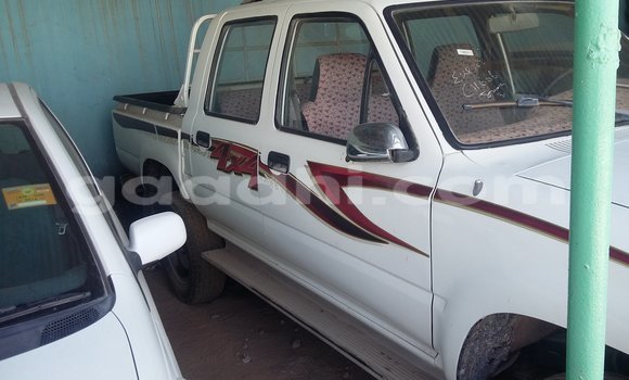 Oofamaa Toyota Tacoma White Makiinaa iti Hargeysa keessatti Somaliland keessatti Oofamaa Toyota Tacoma White Makiinaa iti Hargeysa keessatti Somaliland keessatti