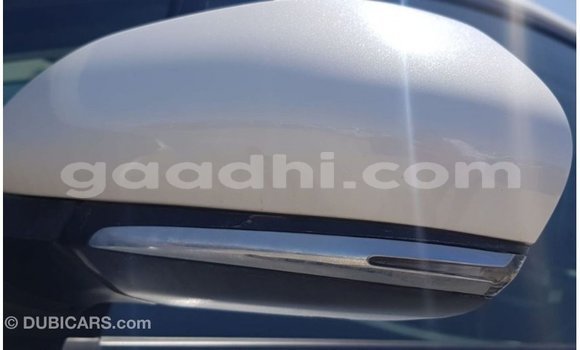 Acheter Import Voiture Toyota Prius Blanc à Import - Dubai, Somalie Acheter Import Voiture Toyota Prius Blanc à Import - Dubai, Somalie