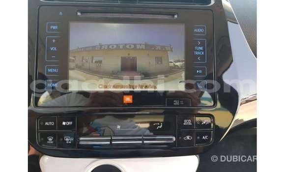 Acheter Import Voiture Toyota Prius Blanc à Import - Dubai, Somalie Acheter Import Voiture Toyota Prius Blanc à Import - Dubai, Somalie