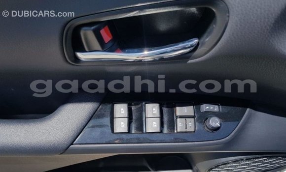 Acheter Import Voiture Toyota Prius Blanc à Import - Dubai, Somalie Acheter Import Voiture Toyota Prius Blanc à Import - Dubai, Somalie