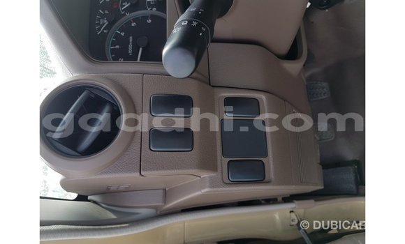 Acheter Import Voiture Toyota Land Cruiser Beige à Import - Dubai, Somalie Acheter Import Voiture Toyota Land Cruiser Beige à Import - Dubai, Somalie