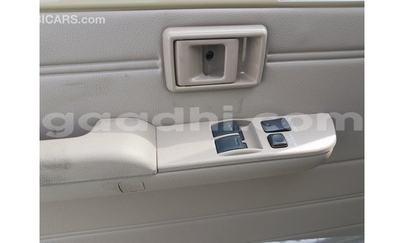 Acheter Import Voiture Toyota Land Cruiser Beige à Import - Dubai, Somalie Acheter Import Voiture Toyota Land Cruiser Beige à Import - Dubai, Somalie
