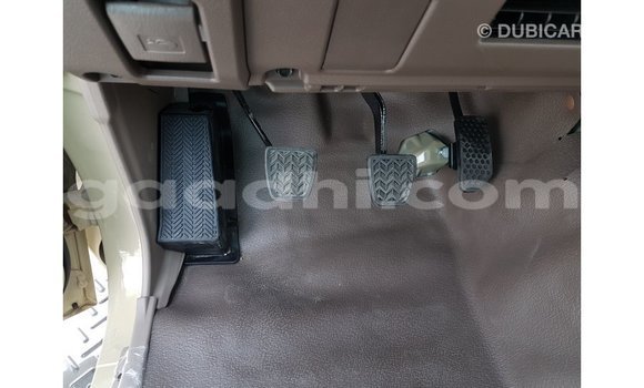Acheter Import Voiture Toyota Land Cruiser Beige à Import - Dubai, Somalie Acheter Import Voiture Toyota Land Cruiser Beige à Import - Dubai, Somalie