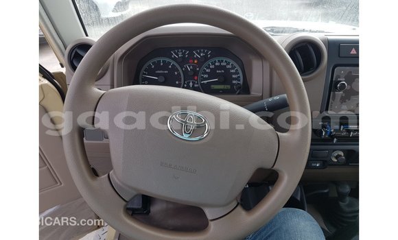 Acheter Import Voiture Toyota Land Cruiser Beige à Import - Dubai, Somalie Acheter Import Voiture Toyota Land Cruiser Beige à Import - Dubai, Somalie