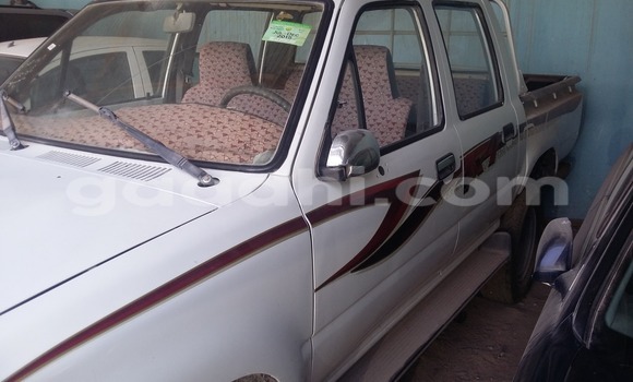 Oofamaa Toyota Tacoma White Makiinaa iti Hargeysa keessatti Somaliland keessatti Oofamaa Toyota Tacoma White Makiinaa iti Hargeysa keessatti Somaliland keessatti