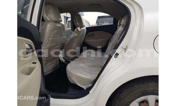 Acheter Import Voiture Kia Rio Blanc à Import - Dubai, Somalie Acheter Import Voiture Kia Rio Blanc à Import - Dubai, Somalie