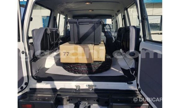 Acheter Import Voiture Toyota Land Cruiser Blanc à Import - Dubai, Somalie Acheter Import Voiture Toyota Land Cruiser Blanc à Import - Dubai, Somalie