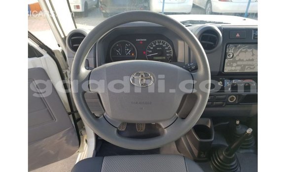 Acheter Import Voiture Toyota Land Cruiser Blanc à Import - Dubai, Somalie Acheter Import Voiture Toyota Land Cruiser Blanc à Import - Dubai, Somalie